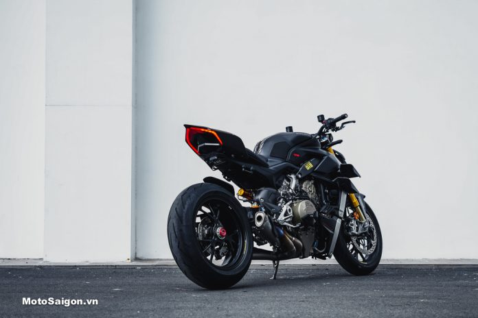 Ducati Streetfighter V4 S 2021 màu đen Dark Stealth lên vài món đồ chơi