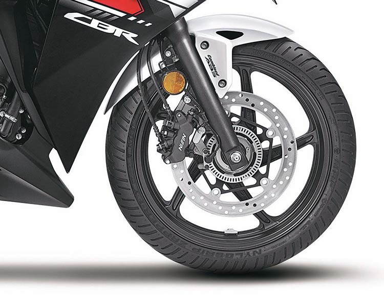 2015-Honda-CBR-250R-moto-saigon-11.jpg