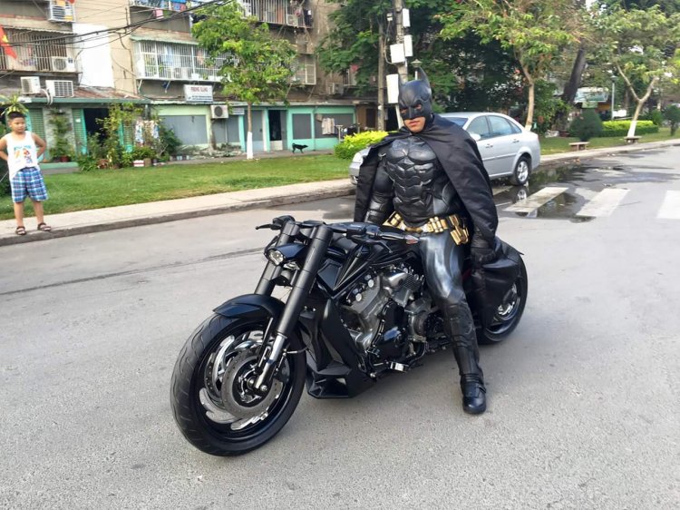 Batman cưỡi moto khủng xuất hiện tại Việt Nam - Motosaigon