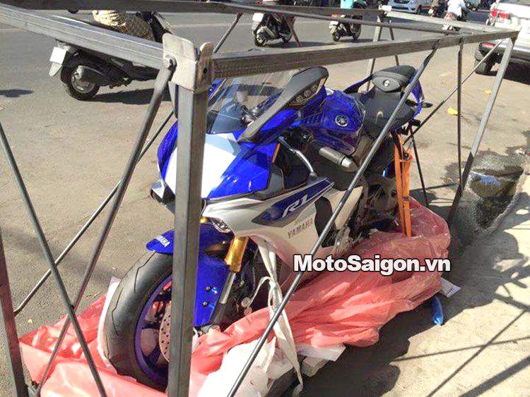 Yamaha-R1-2015-R1M-dau-tien-MotoSaigon-4.jpg