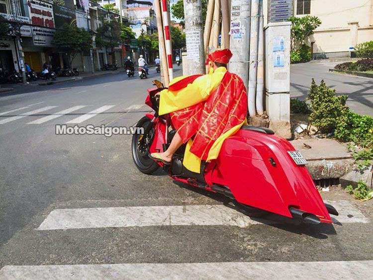 biker-mac-ao-duong-tang-cuoi-moto-khung-motosaigon-1.jpg