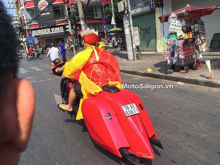 biker-mac-ao-duong-tang-cuoi-moto-khung-motosaigon-3.jpg
