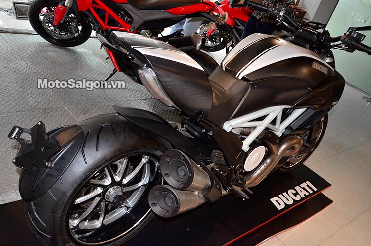 ducati-diavel-2015-white-trang-motosaigon-10.jpg