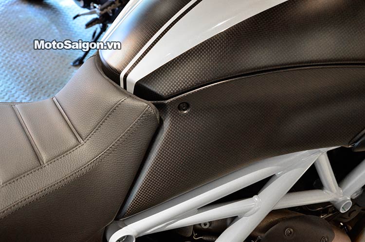 ducati-diavel-2015-white-trang-motosaigon-12.jpg