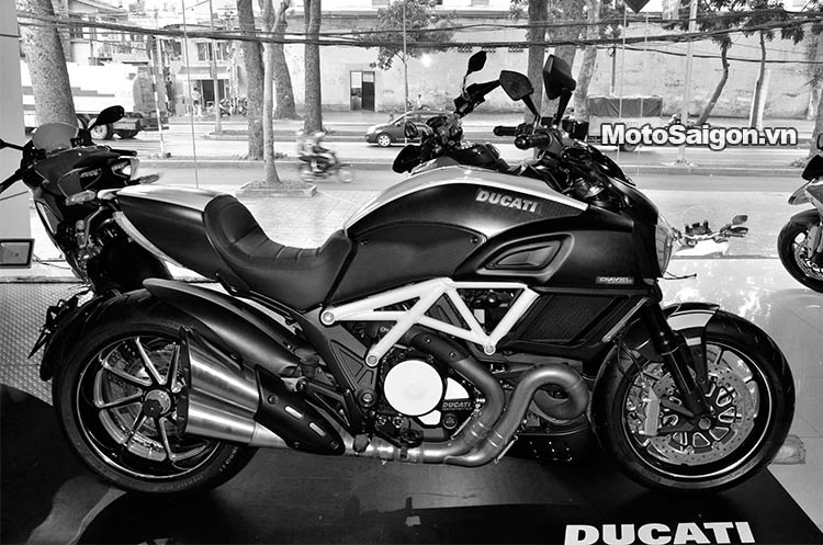 ducati-diavel-2015-white-trang-motosaigon-13.jpg