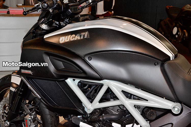 ducati-diavel-2015-white-trang-motosaigon-5.jpg