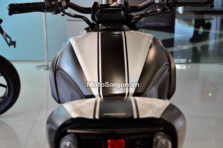 ducati-diavel-2015-white-trang-motosaigon-7.jpg