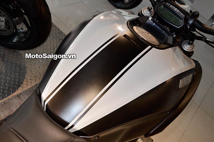 ducati-diavel-2015-white-trang-motosaigon-9.jpg