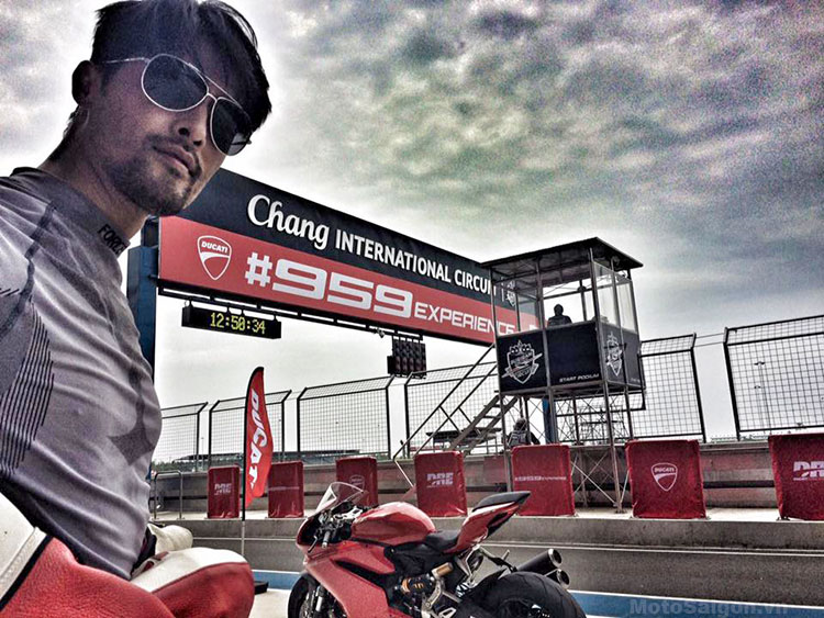 Johnny Trí Nguyễn trải nghiệm Ducati Panigale 959
