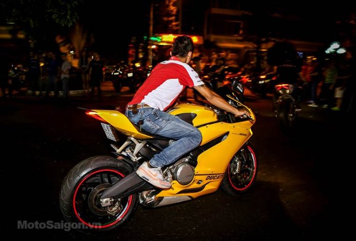 Màn đốt lốp ấn tượng tại Sinh nhật lần 4 Omega Rider Club - Motosaigon