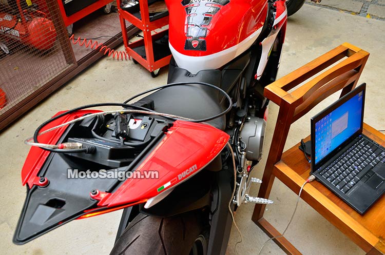 Sử dụng Tune Boy nạp map cho Ducati Panigale 899 của Johnny Trí Nguyễn - MotoSaigon.vn 
