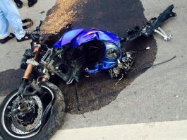 Chiếc moto Suzuki màu xanh gặp tai nạn