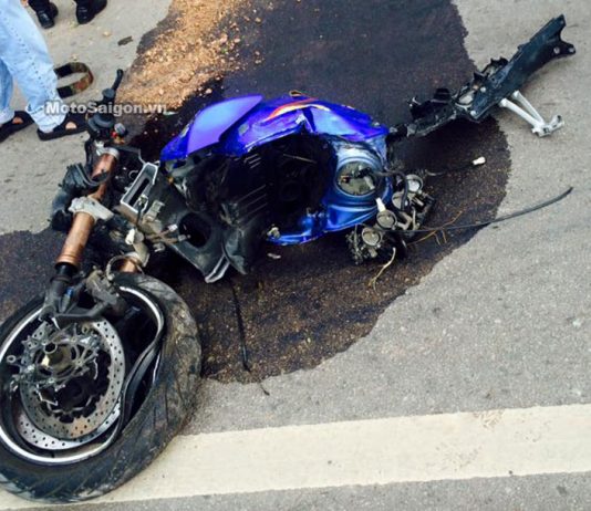 Chiếc moto Suzuki màu xanh gặp tai nạn