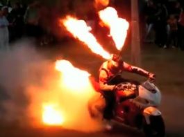 Biểu diễn moto phun lửa
