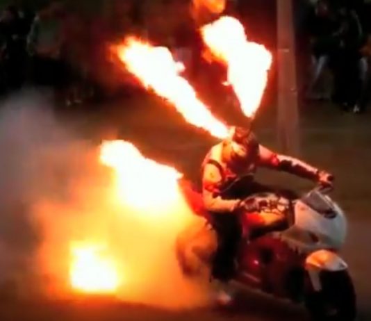 Biểu diễn moto phun lửa