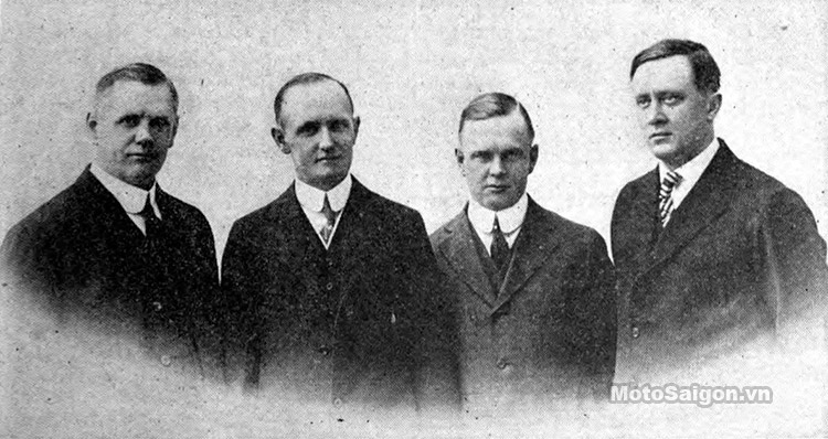 Từ trái qua: William A. Davidson, Walter Davidson, 2 người sáng lập: Sr., Arthur Davidson và William S. Harley