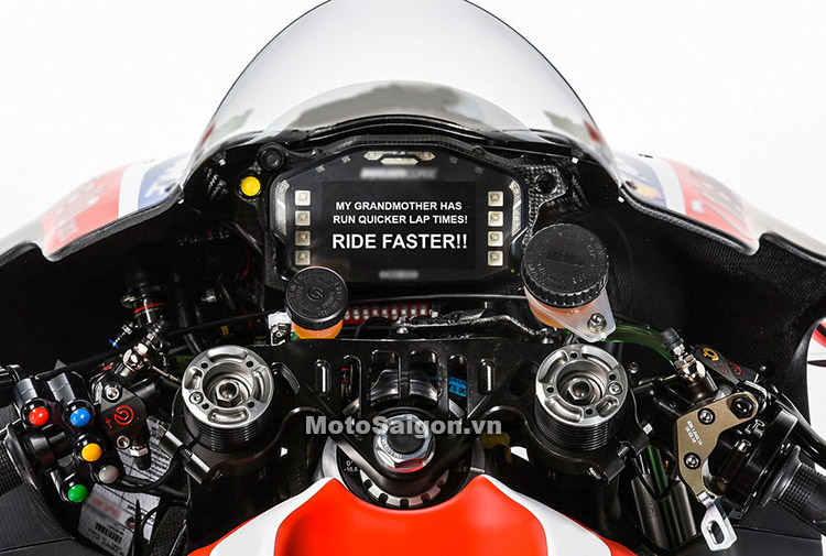 Ảnh ví dụ về cách hiển thị thông tin ngay trên đồng hộ của xe đua MotoGP