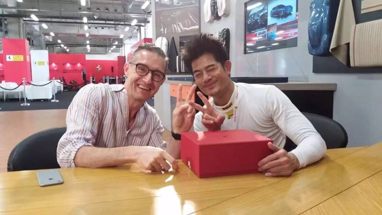 Thiên Vương Quách Phú Thành bên cạnh ông Matteo Torre, chủ tịch kiêm CEO của Ferrari Trung Quốc, khi nhận siêu xe FXX K.
