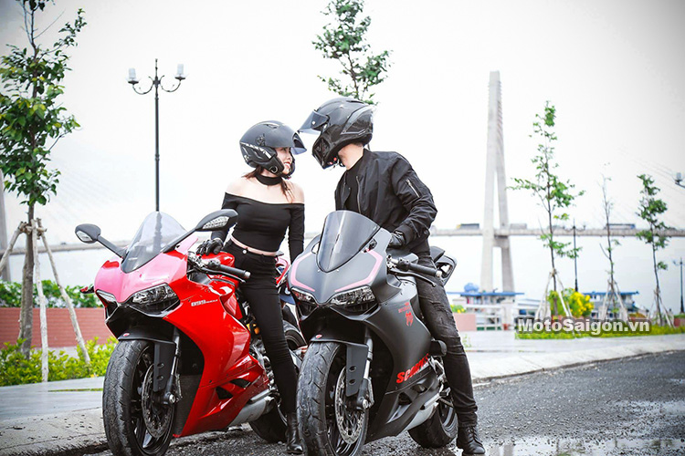Hình ảnh cặp đôi Biker trên chiếc Ducati Panigale 899 trong bộ ảnh cưới chưa bao giờ tuyệt vời đến thế! Cảm nhận sự sang trọng và đẳng cấp của chiếc xe, cùng với tình yêu đôi lứa đang ngọt ngào chia sẻ. Hãy xem hình ảnh này và lưu giữ khoảnh khắc đáng nhớ trong tình yêu của bạn!