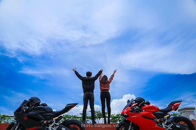 Cặp đôi trên chiếc xe biker Ducati Panigale 899 trong ảnh nổi bật và cuốn hút. Với sự kết hợp hoàn hảo giữa tình yêu và sức mạnh của chiếc xe, đó chắc chắn là một bức ảnh tuyệt đẹp và đầy cảm hứng.