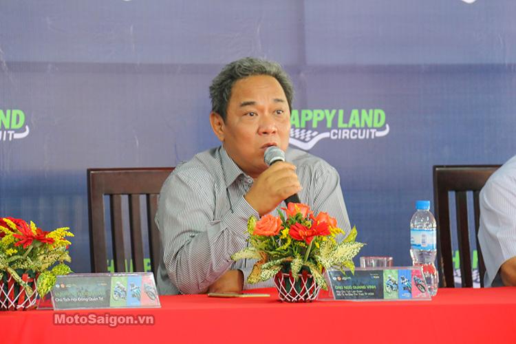 Ông Ngô Quang Vinh giải đáp các thắc mắc về Điều Luật của giải đua. MotoSaigon.vn 