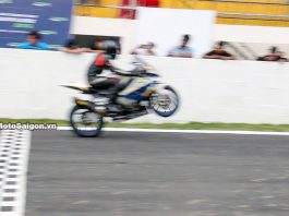 BMW S1000RR bốc đầu đá số trên không tại giải đua xe moto HappyLand MotoSaigon.vn