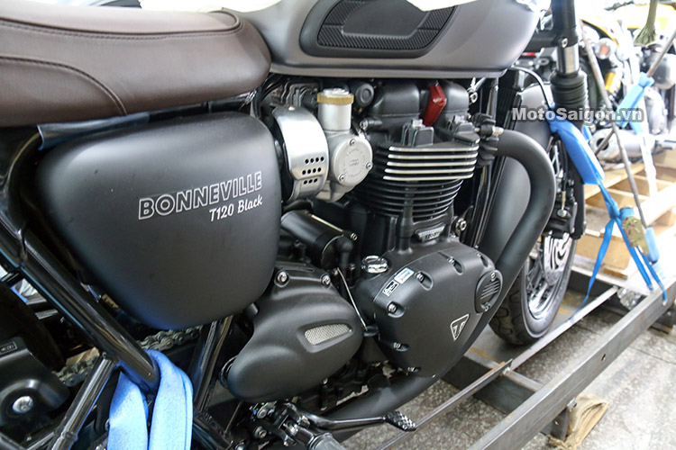 triumph-bonneville-t120-black-2017-motosaigon-18
