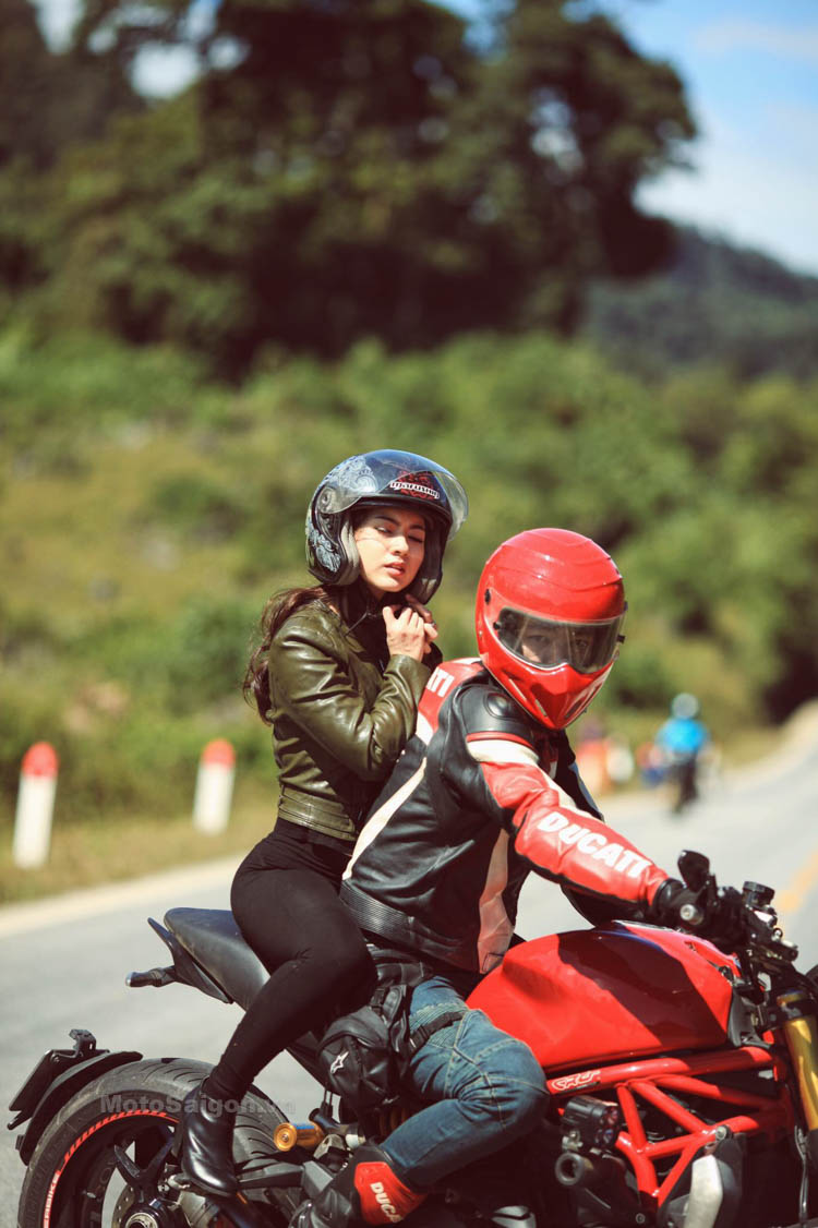 Bức ảnh cưới tuyệt đẹp của cặp đôi trên chiếc Ducati Monster 1200 sẽ khiến bạn không thể rời mắt. Sự mạnh mẽ và đầy cá tính của chiếc xe kết hợp cùng tình yêu đẹp của cặp đôi tạo ra một bức ảnh đầy ấn tượng. Nếu bạn là fan của xe máy hoặc tình yêu đích thực, hãy xem ngay!