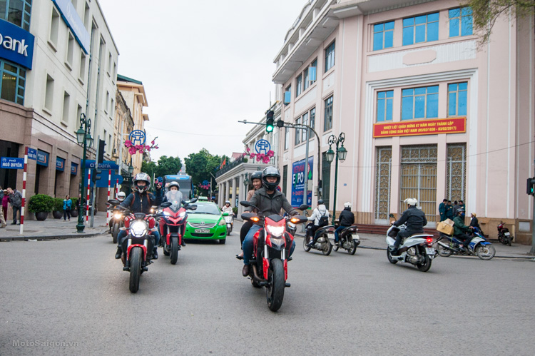 nu-bike-hanoi-cuoi-moto-ducati-mung-8-thang-3-motosaigon-10