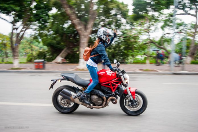 Chạm tay vào quái thú Ducati 1200 đầu tiên tại Hà Nội