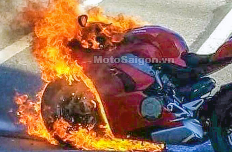 Ducati Panigale V4 bốc cháy gặp nạn đầu tiên