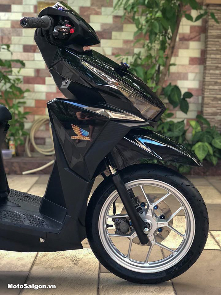 Ấn tượng Honda Vario 150 đen tuyền lên đồ chơi hàng hiệu - Motosaigon