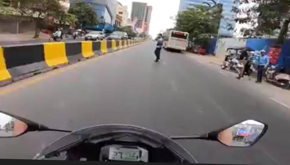 Ảnh cắt từ video lúc CSGT Campuchia dừng xe vi phạm