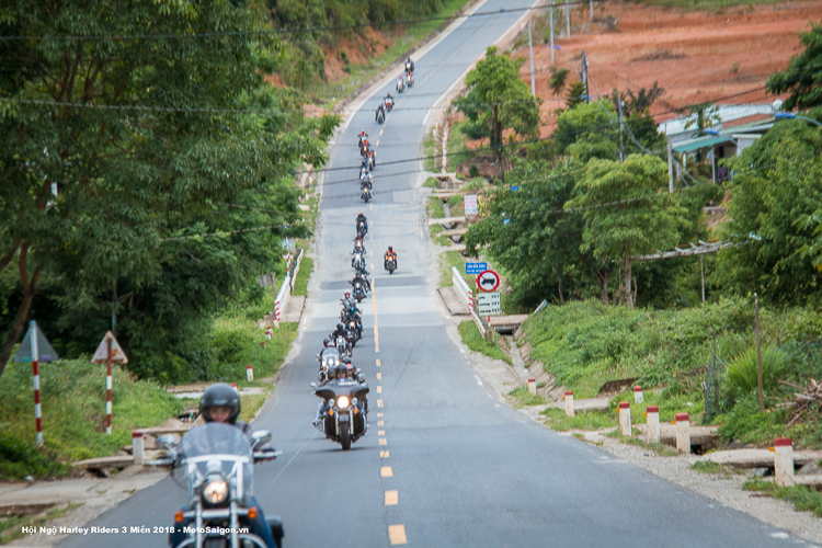 Dàn xe Harley-Davidson Sài Gòn chuẩn bị lên đèo Lò Xò