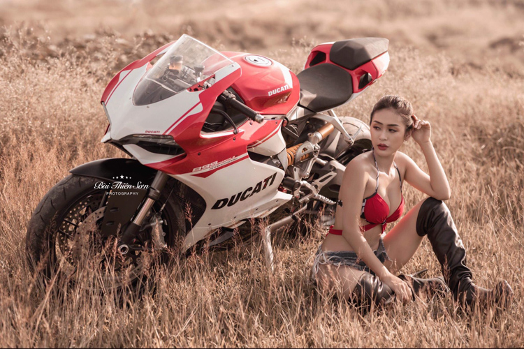 Người đẹp Bikini đọ dáng bên Ducati Panigale 899