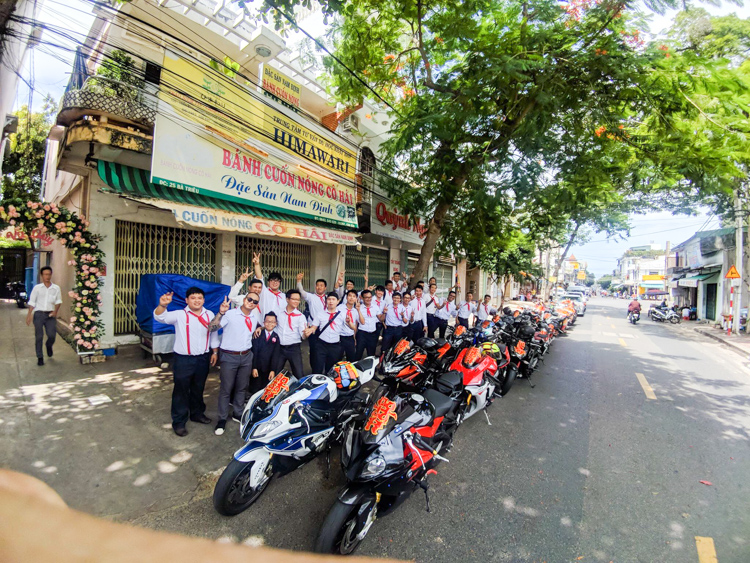Đội hình học sinh cưỡi moto pkl đi rước dâu
