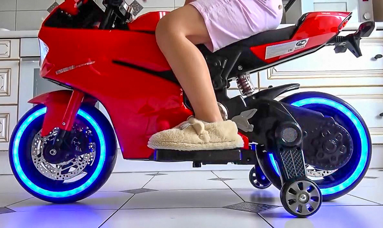 Xe moto trẻ em giống Ducati có giá bán 8 triệu đồng