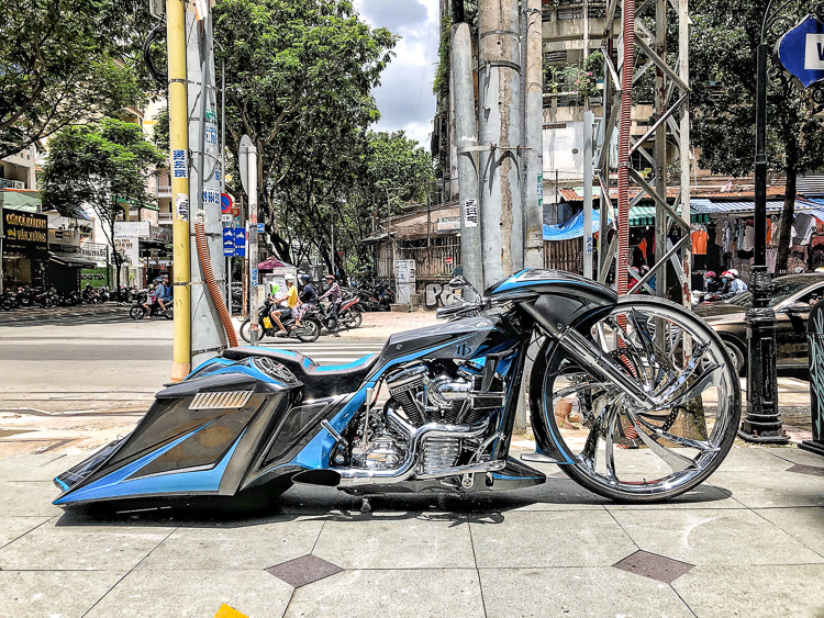 Siêu phẩm Harley-Davidson độ phong cách Bagger bánh 32 inch tại Sài Gòn