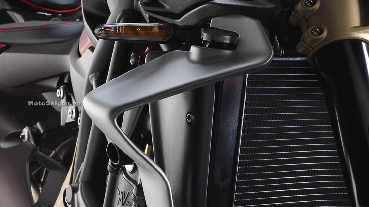 Cánh gió được đặt tại vị trí két làm mát của mẫu naked-bike MV Agusta Brutale 1000 2019 Serie Oro