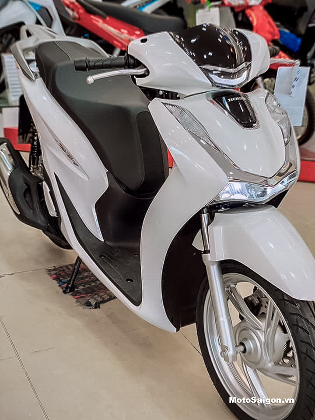 Hình ảnh Honda Sh150 2020 màu trắng đầu tiên tại Head - Motosaigon