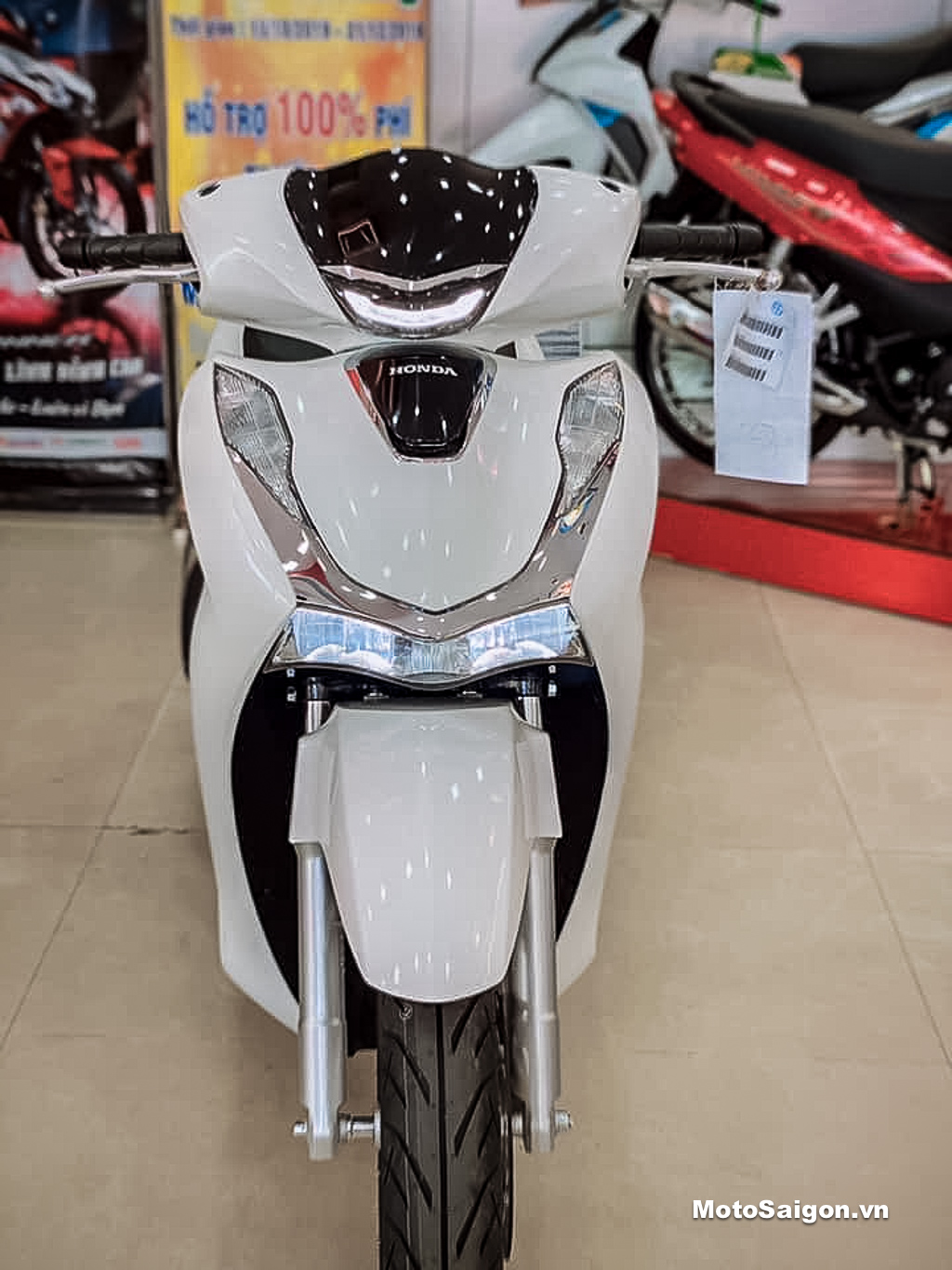 Hình ảnh Honda Sh150 2020 màu trắng đầu tiên tại Head - Motosaigon