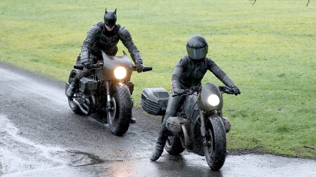 Bat-bike thế hệ mới lộ hình ảnh cực hot tại phim trường Batman - Motosaigon