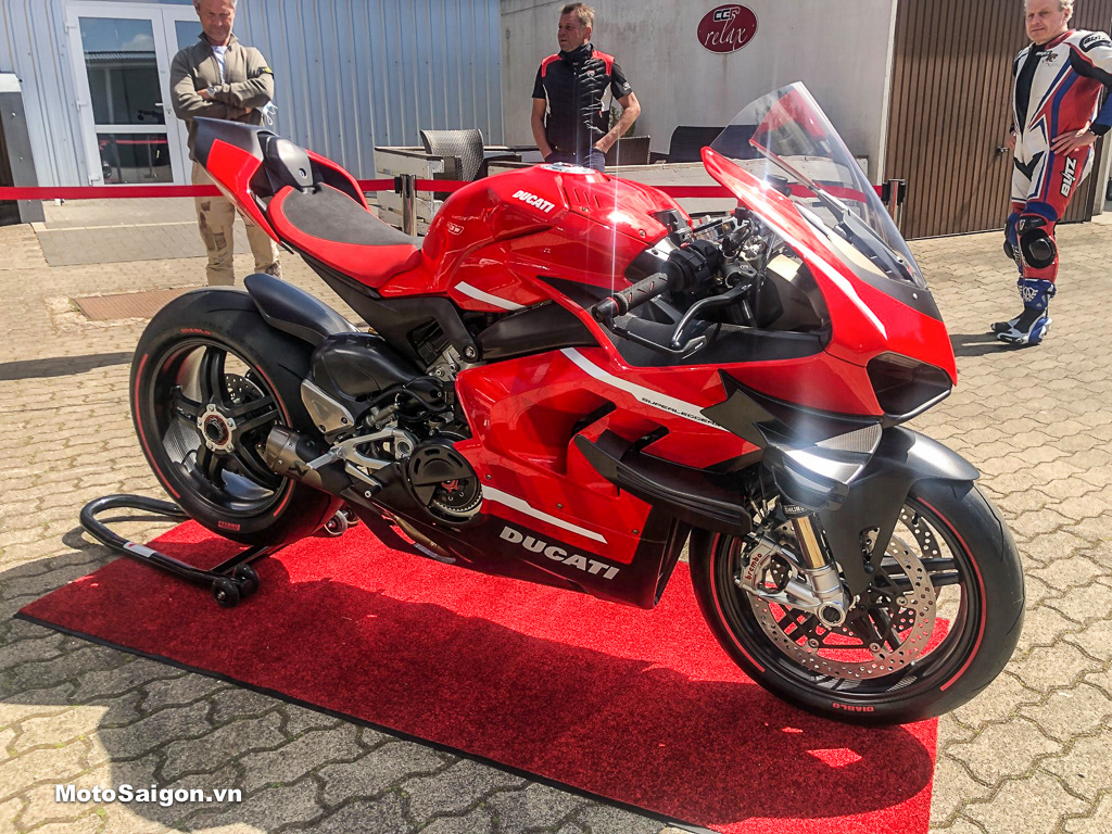  Ducati V4 Superleggera đầu tiên lộ diện thực tế