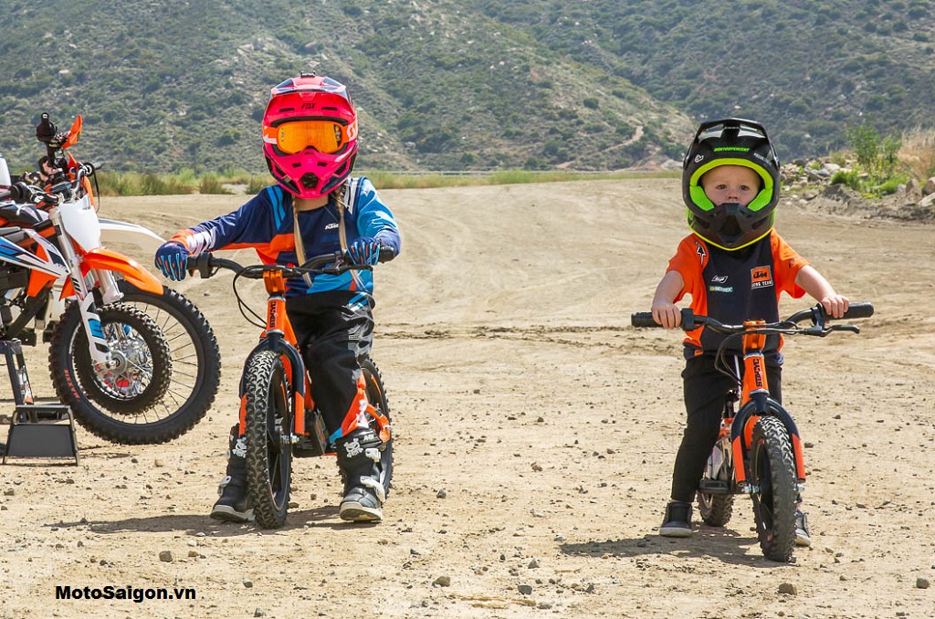 Chiếc KTM xe đạp điện trẻ em là một lựa chọn tuyệt vời để khơi nguồn đam mê đua xe từ những đứa trẻ. Bức ảnh sẽ khiến bạn cảm thấy thích thú và muốn cho con mình một chiếc xe đẹp để thỏa sức chơi đùa.