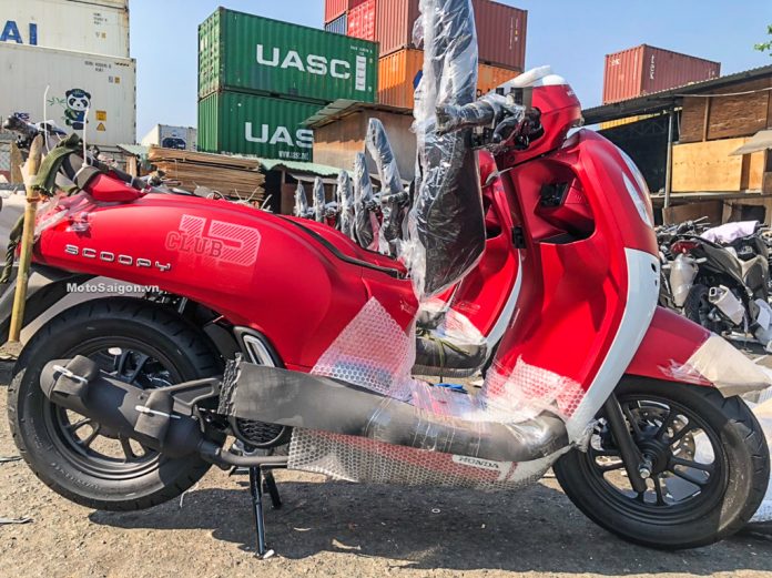 Khui thùng Honda Scoopy Club 2021 đầu tiên về Việt Nam đã có giá bán ...