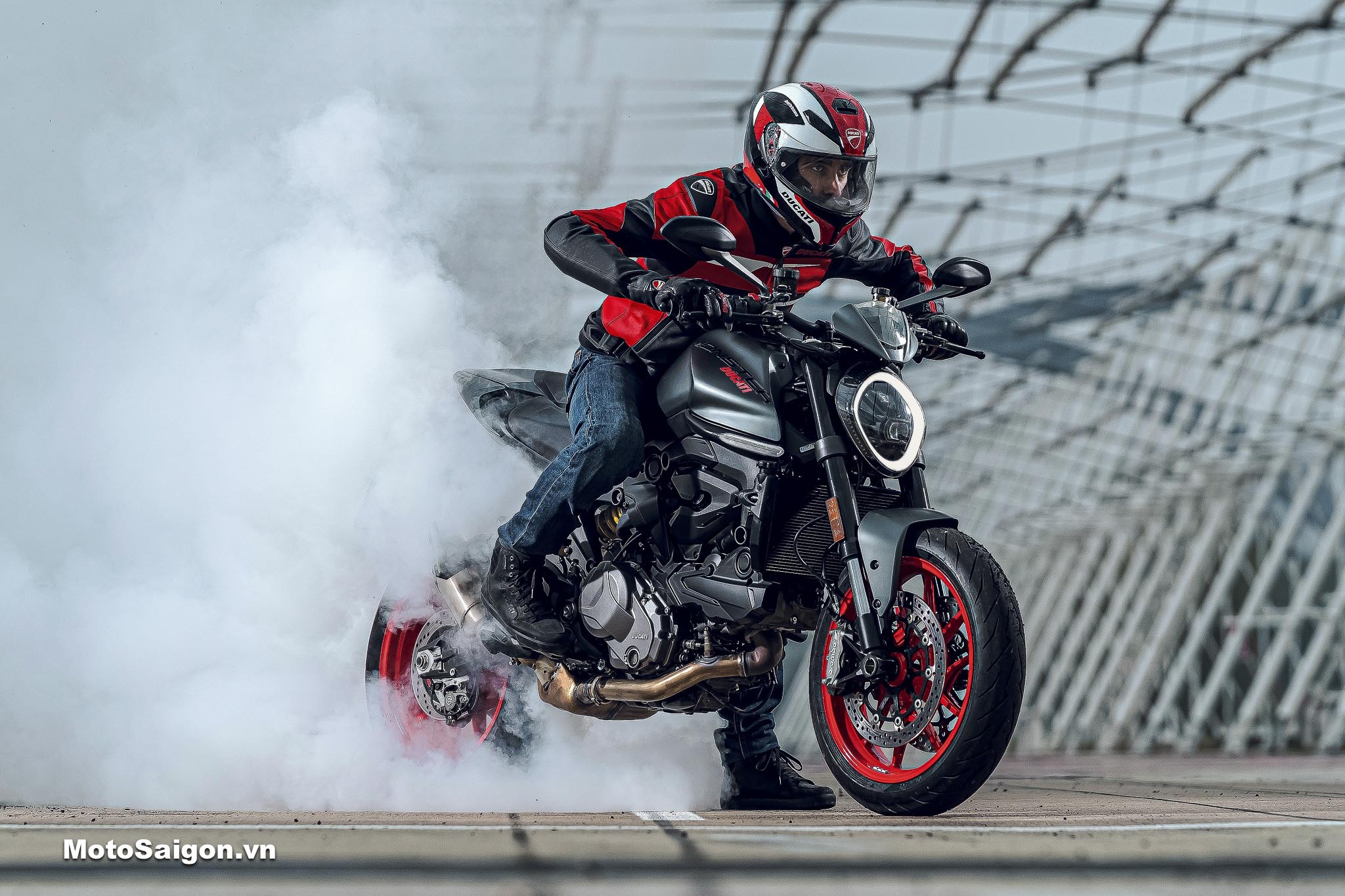 Ducati Monster 2021 phiên bản tiêu chuẩn và phiên bản cao cấp Monster Plus