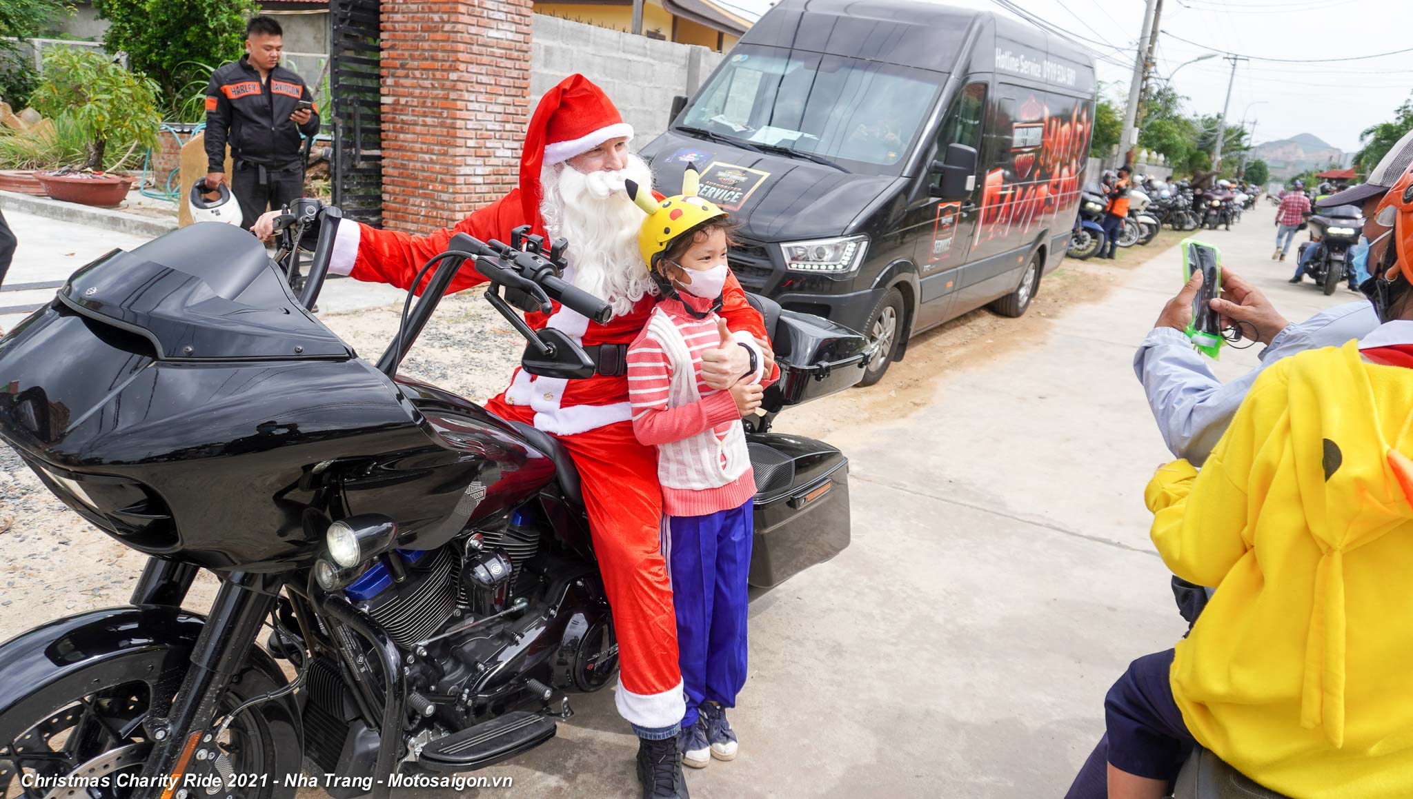 Ông David Archibald - Tổng giám đốc Công Ty Al-Naboodah Quốc Tế Việt Nam hóa thân thành ông già Noel cưỡi mẫu xe Harley-Davidson Road Glide Special tặng quà cho các trẻ em.
