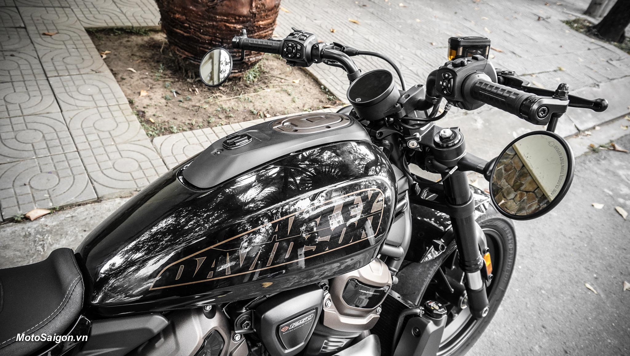 Bình xăng có dung tích 11,7 Lít kiểu hạt đậu đặc trưng của Harley-Davidson