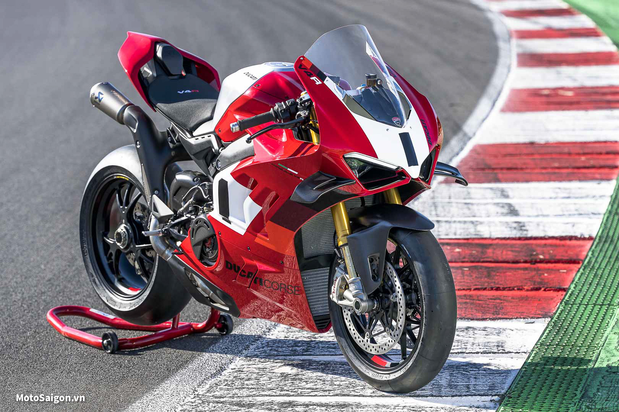 Ducati Panigale V4 Red trên đường băng 4K tải xuống hình nền