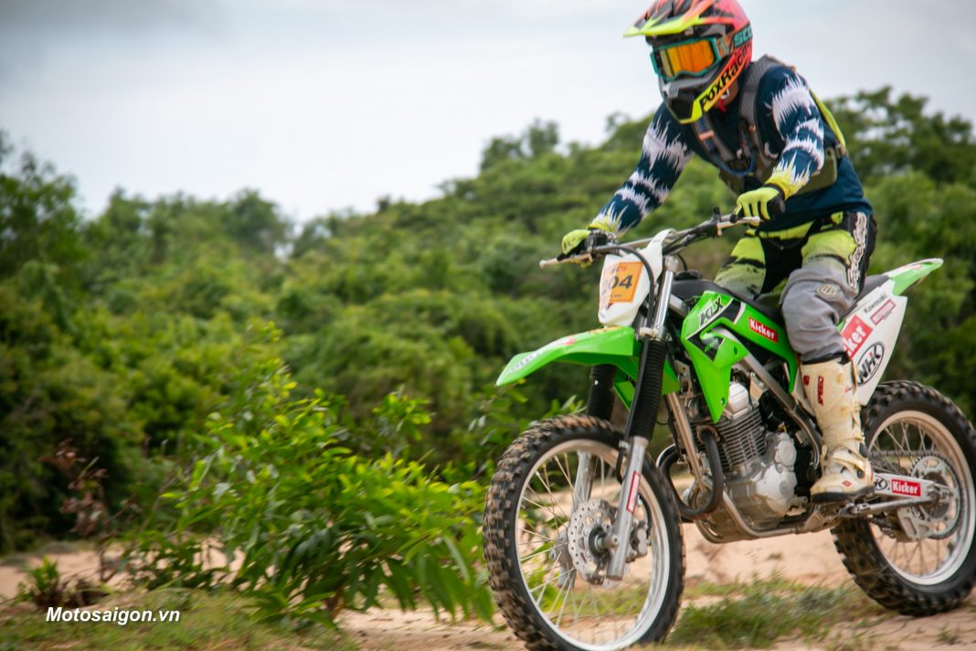 Trên đầu nón cào cào Fox Racing V1 Statk tại giải đua xe địa hình KOK ...
